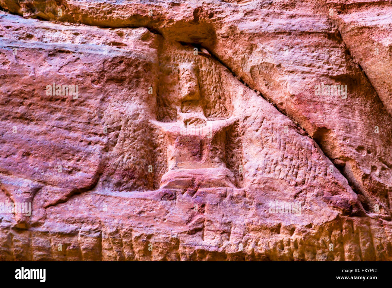 Simbolo di ingresso esterno Canyon Siq Petra Giordania. Colorato di rosa gialla Canyon rosa diventa rosso quando il sole va. Il Rosato Rosso può diventare sangue rosso. Foto Stock