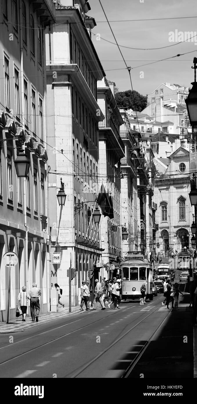 Carrelli di antiquariato a Lisbona, Portogallo. Vintage tram giallo. Foto Stock