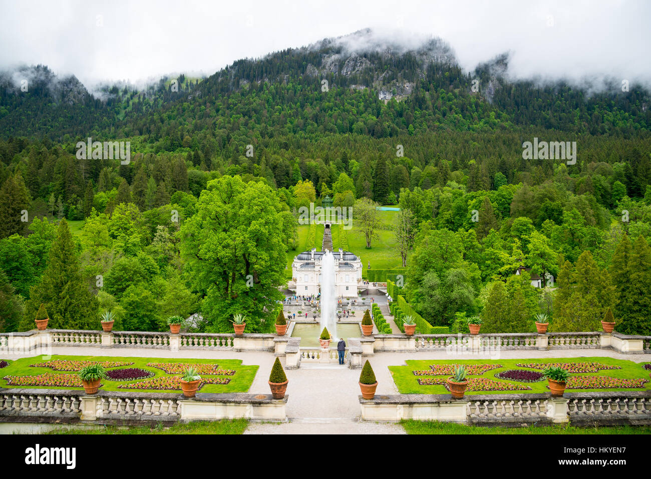 Ettal, Germania - 5 Giugno 2016: Linderhof Palace. Vista dei principali, sud-nord Asse del complesso centrale. La Baviera, Germania Foto Stock