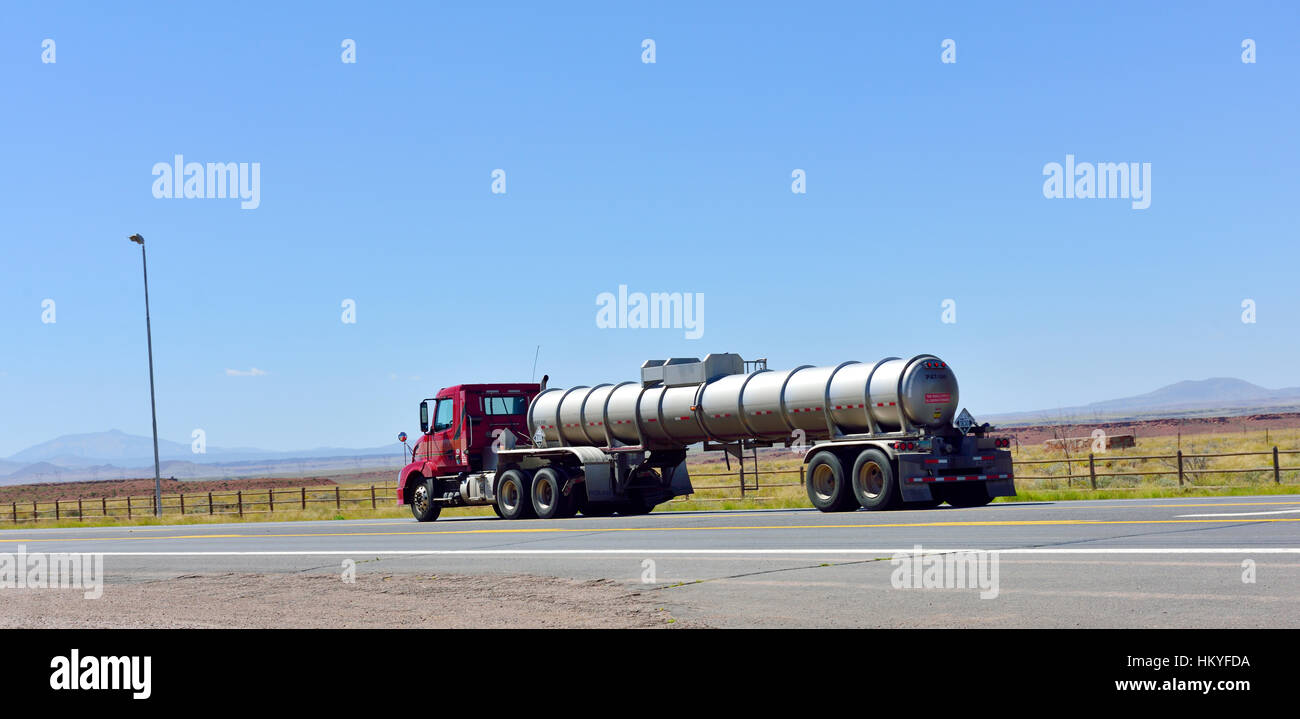 American camion che trasportano'acido solforico corrosivo sulla strada del deserto dell'Arizona con i suoi spazi aperti, STATI UNITI D'AMERICA Foto Stock