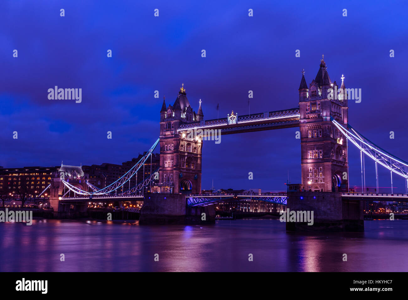 Il Tower Bridge di Londra di notte Foto Stock