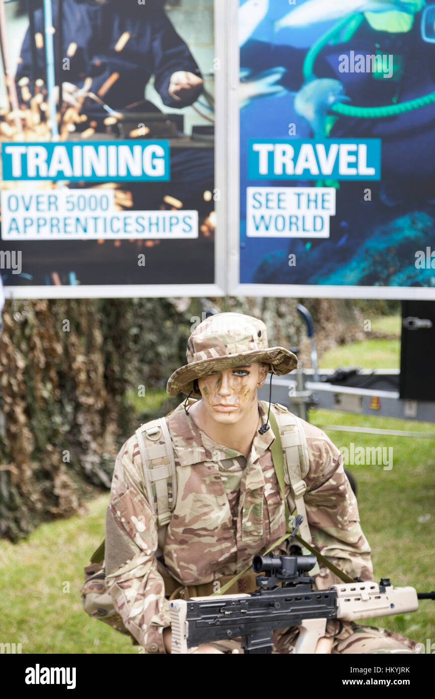 Esercito britannico il reclutamento di schede e manichino vestito in uniforme di mimetizzazione con SA80 rifle Foto Stock