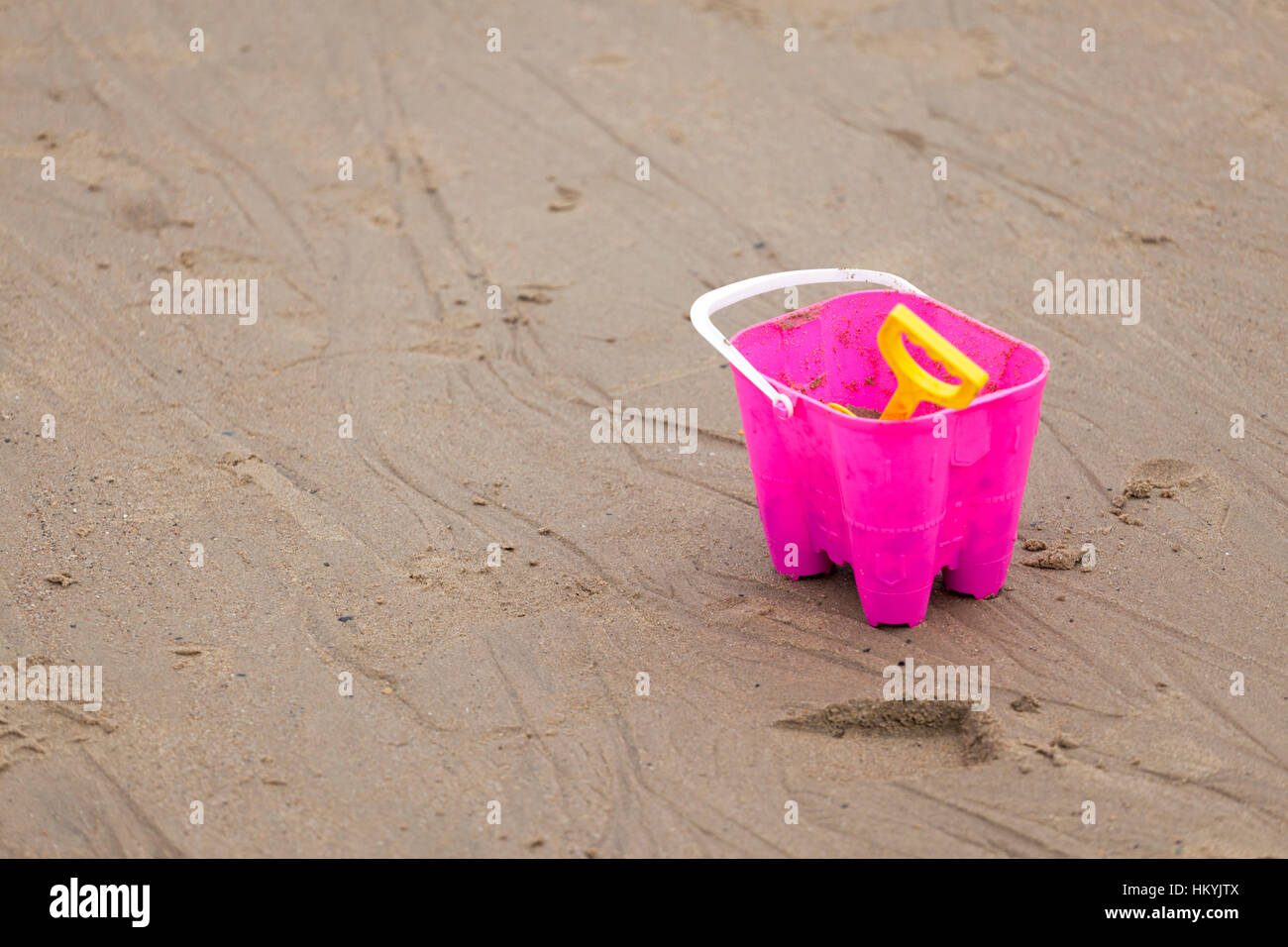 Benna di rosa e giallo spade sulla spiaggia Foto Stock