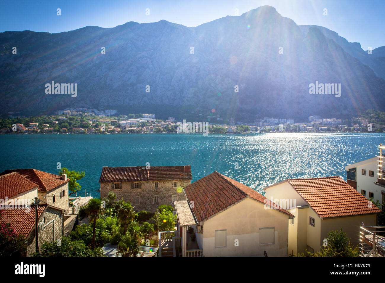 Porto e gli antichi edifici in giornata soleggiata baia di Kotor Montenegro, l'Europa. Foto Stock