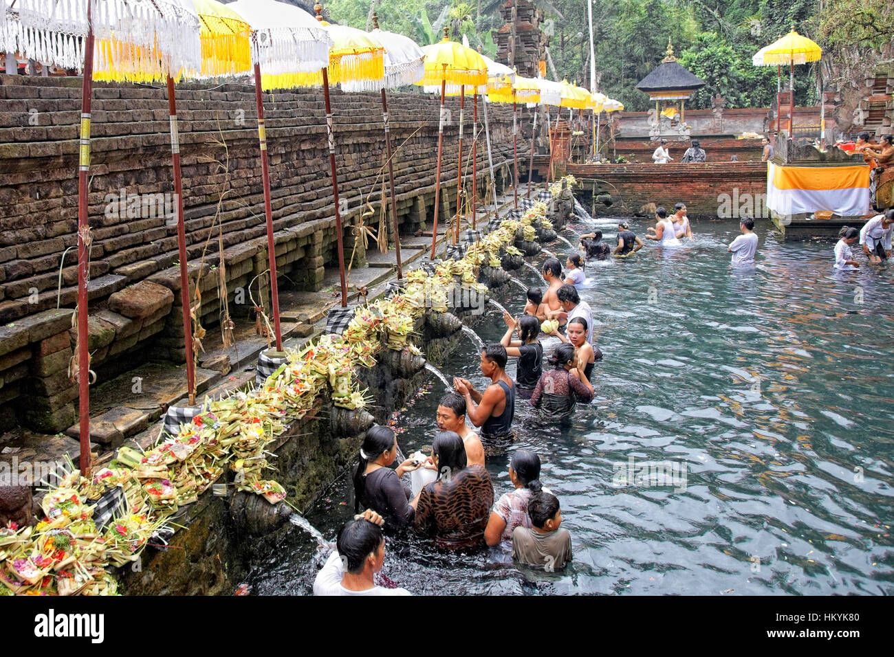 TAMPAK SIRING, Bali, Indonesia - 30 ottobre: persone in preghiera al santo acqua sorgiva tempio Puru Tirtha Empul durante la cerimonia di purificazione su 30 Ottobre Foto Stock