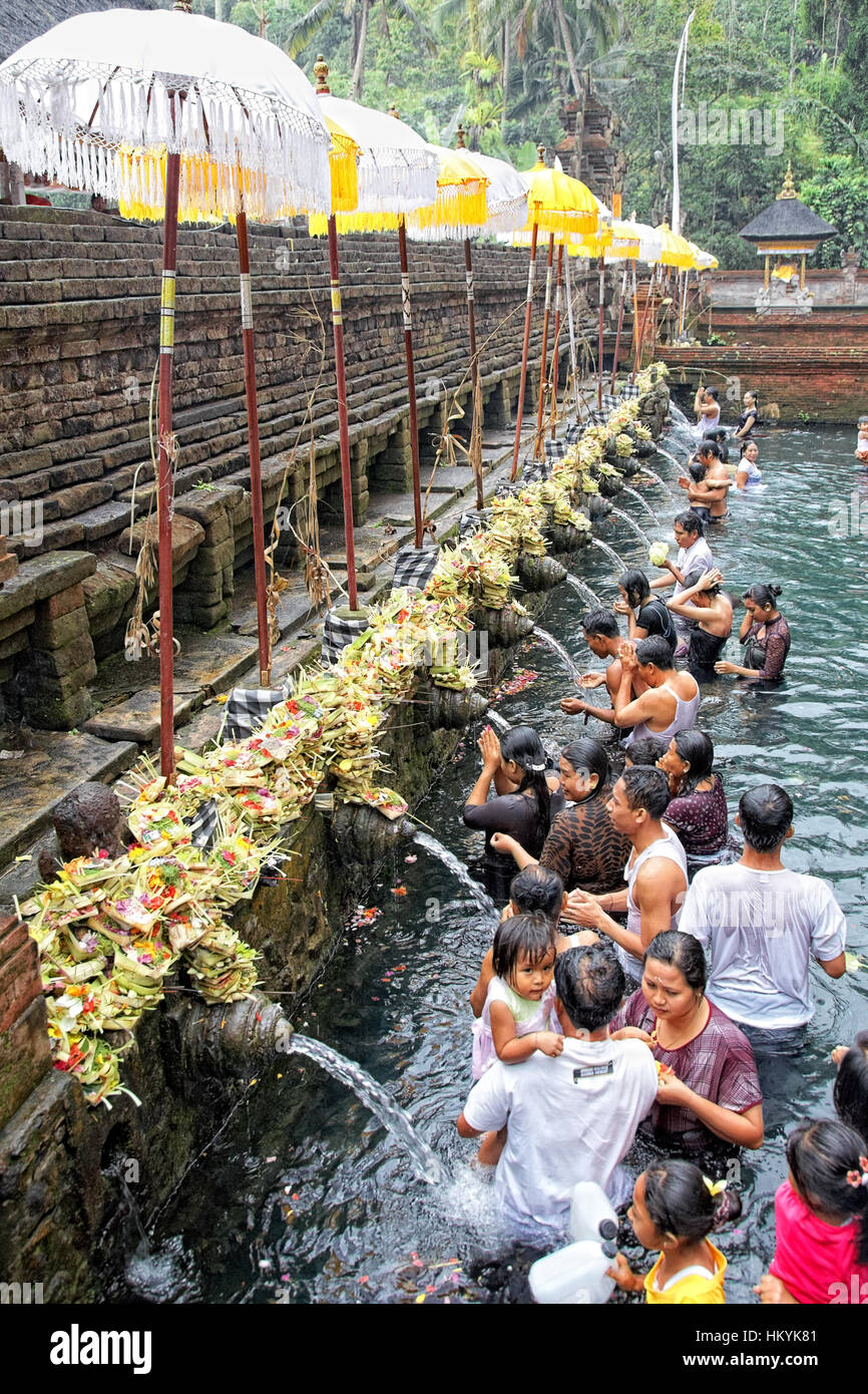 TAMPAK SIRING, Bali, Indonesia - 30 ottobre: persone in preghiera al santo acqua sorgiva tempio Puru Tirtha Empul durante la cerimonia di purificazione su 30 Ottobre Foto Stock