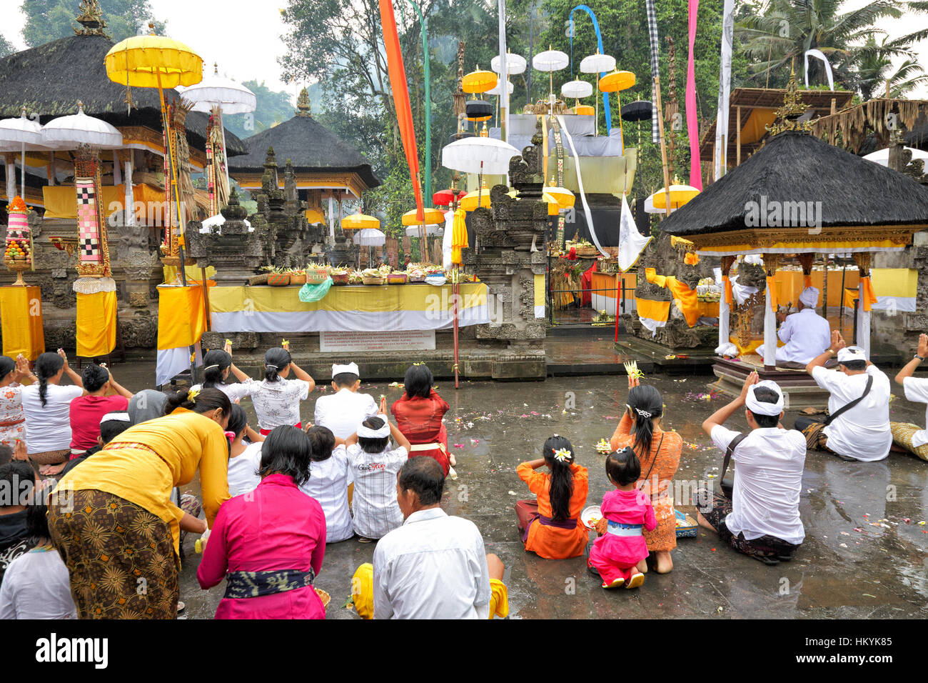 TAMPAK SIRING, Bali, Indonesia - 30 ottobre: persone in preghiera al santo acqua sorgiva tempio Puru Tirtha Empul durante la cerimonia religiosa il 30 ottobre Foto Stock