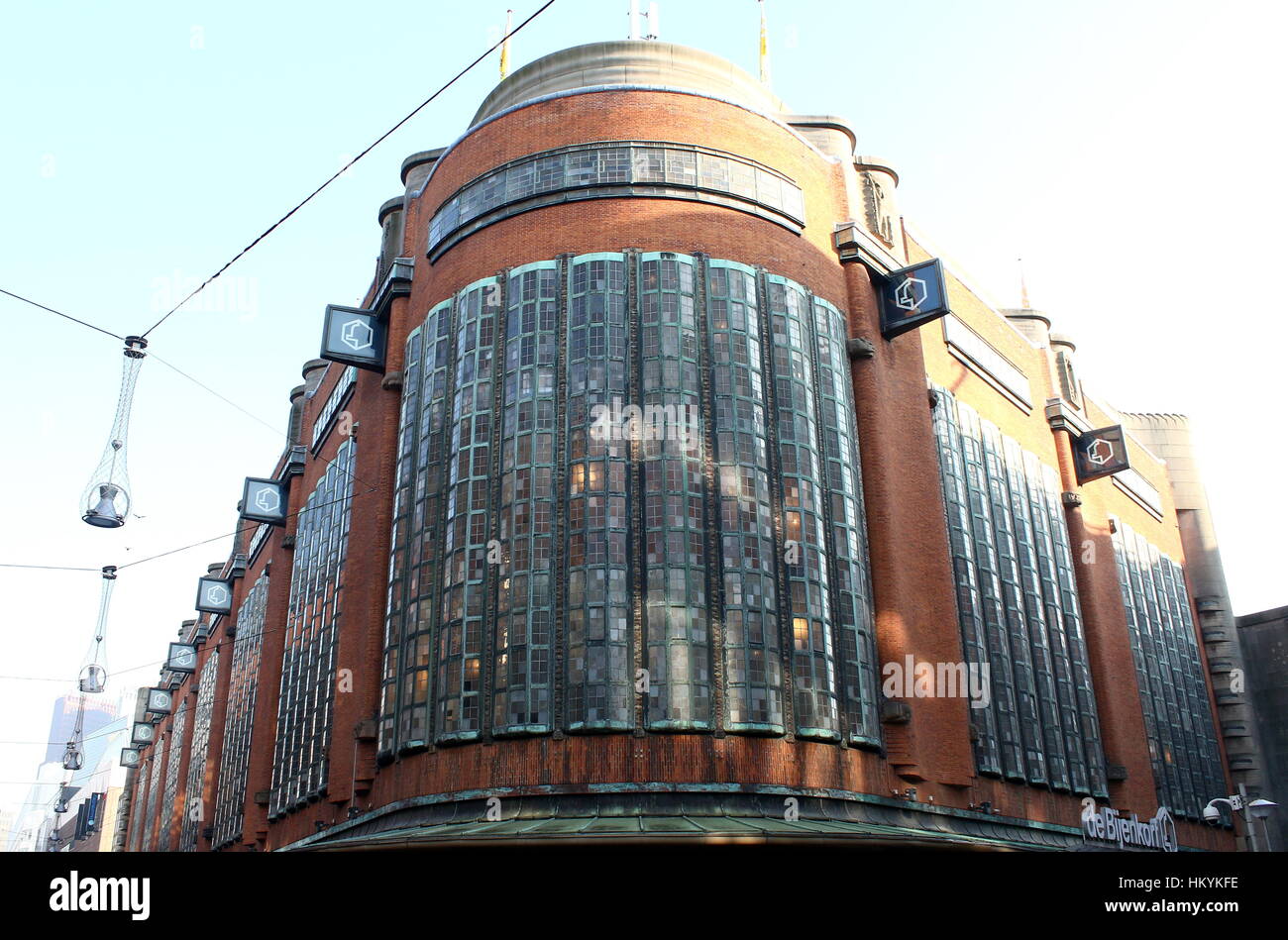 La facciata della De Bijenkorf Department Store a Wagenstraat e Grote Markstraat, centro di Den Haag / L'Aia, Paesi Bassi. (1920s) Foto Stock