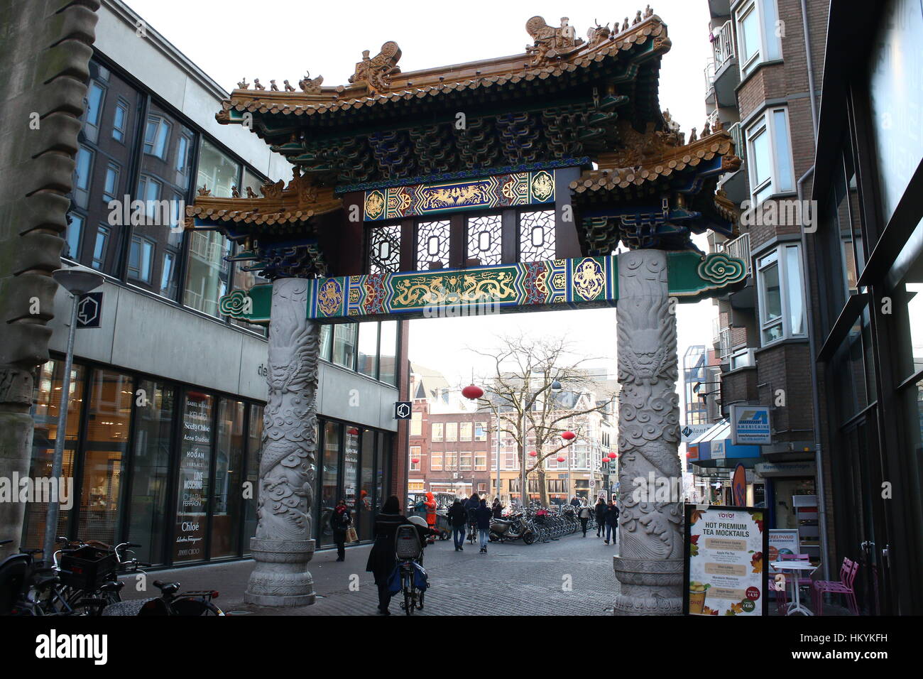Gate cinese a Chinatown a Wagenstraat centro di Den Haag L Aia