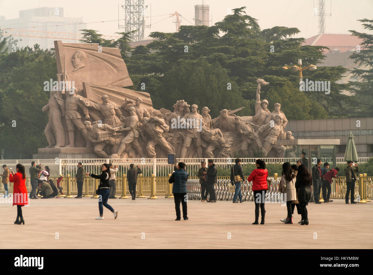 Un monumento di fronte al mausoleo di Mao, Pechino, Repubblica Popolare di Cina e Asia Foto Stock