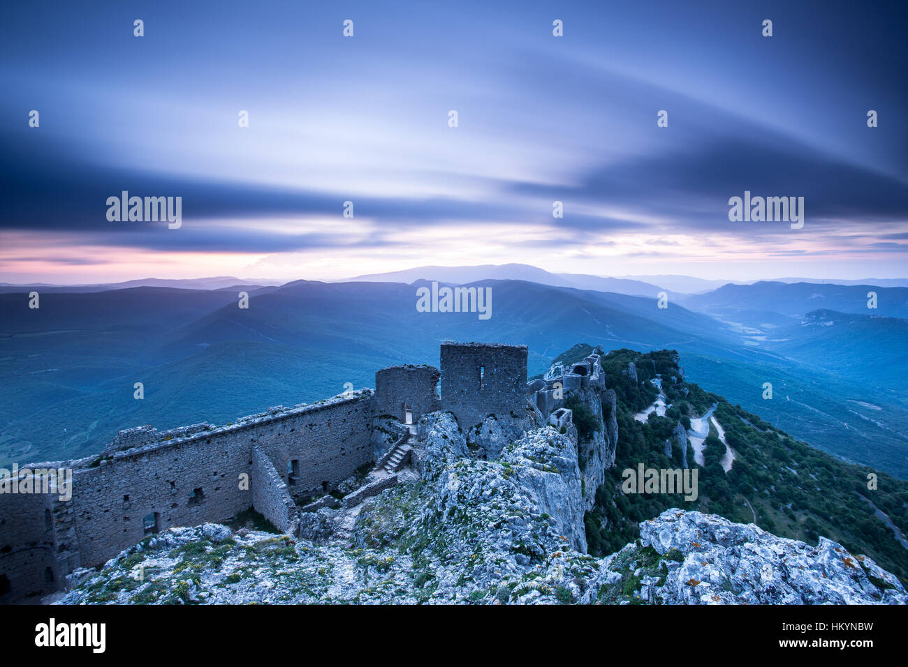 Chateau Peyrepertuse prima del sorgere del sole Foto Stock