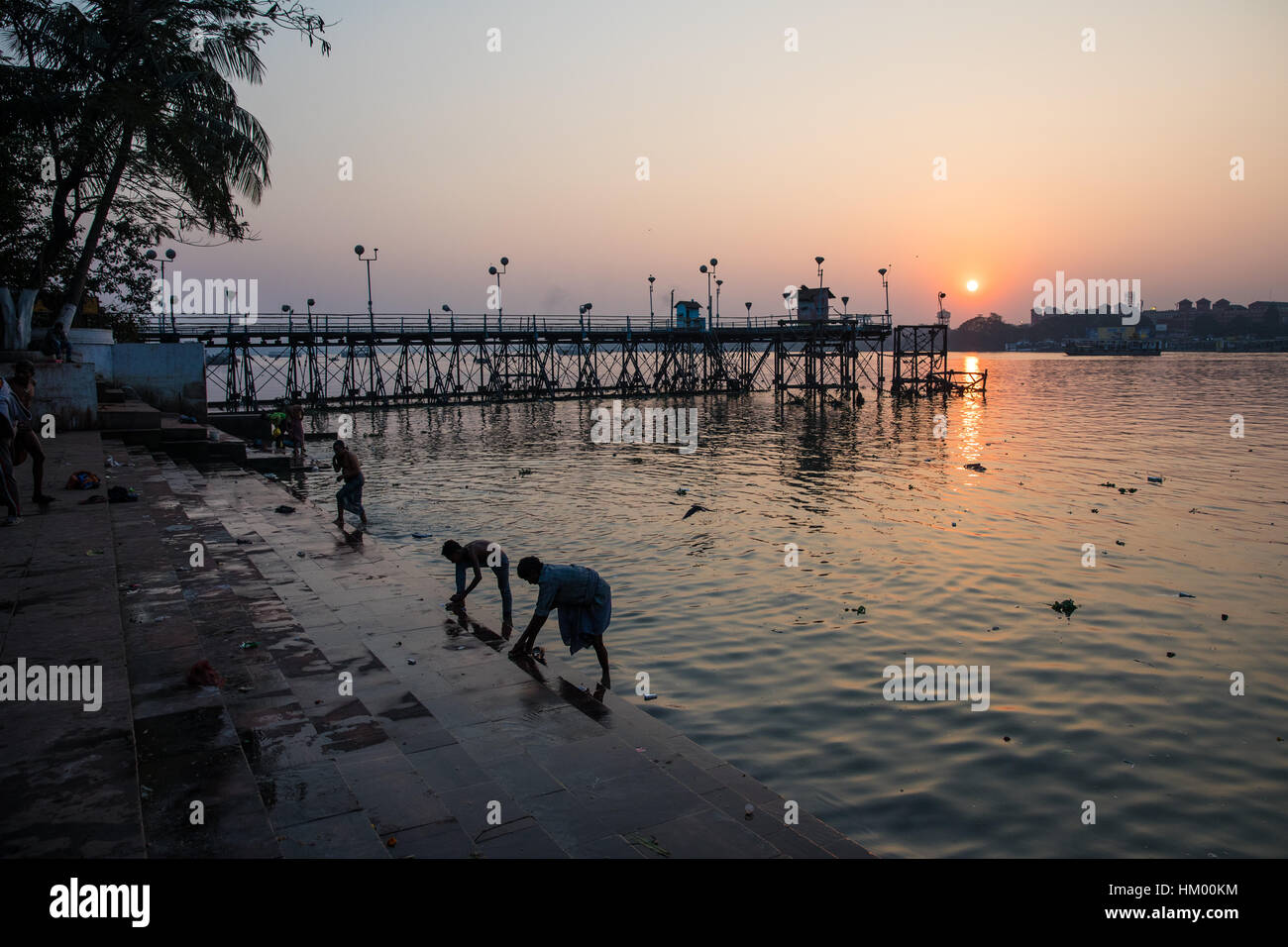 La gente fare il bagno nel Fiume Hooghly a Mullick Ghat in Kolkata (Calcutta), West Bengal, India. Foto Stock