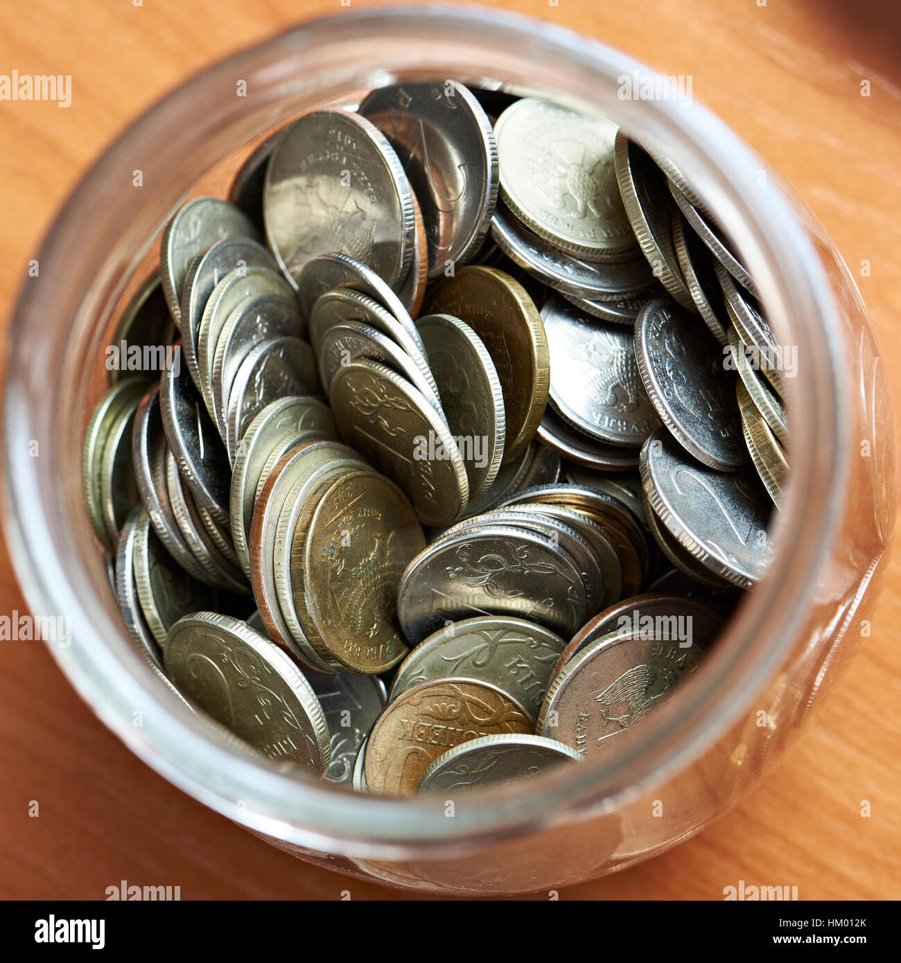 Monete di rubli in un vasetto di vetro. Vista superiore Foto Stock