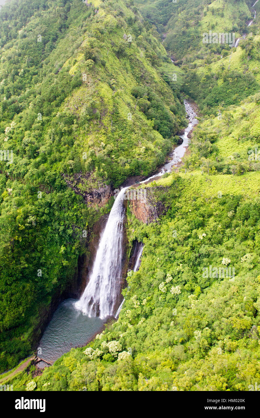Vista aerea del Manawaiopuna cade anche noto come Jurassic cade nel moutains in Kauai, Hawaii, Stati Uniti d'America. Foto Stock