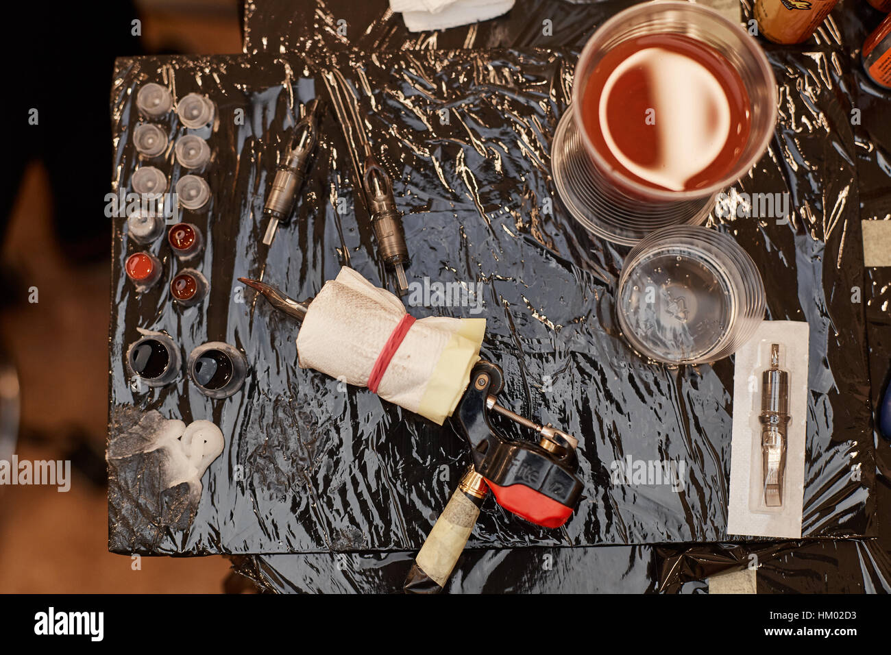 Parti del dermografo e bottiglie con inchiostri colorati Foto Stock