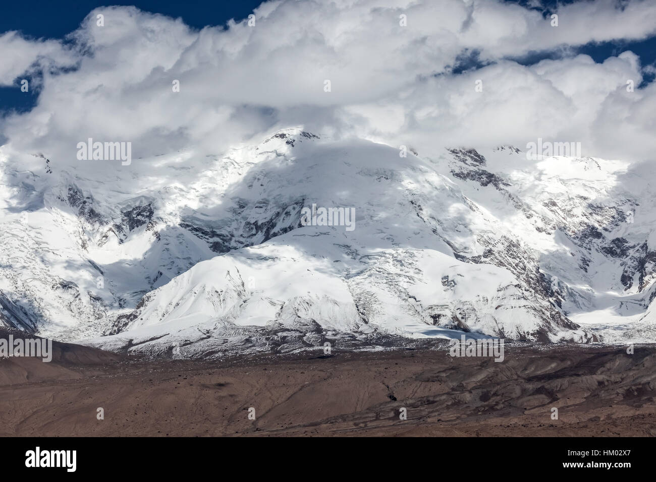 Maztag ATA montagna. Paesaggio intorno al lago Karakul, regione autonoma di Xinjiang, Cina. (Kirghiz: 'Lago nero') Foto Stock