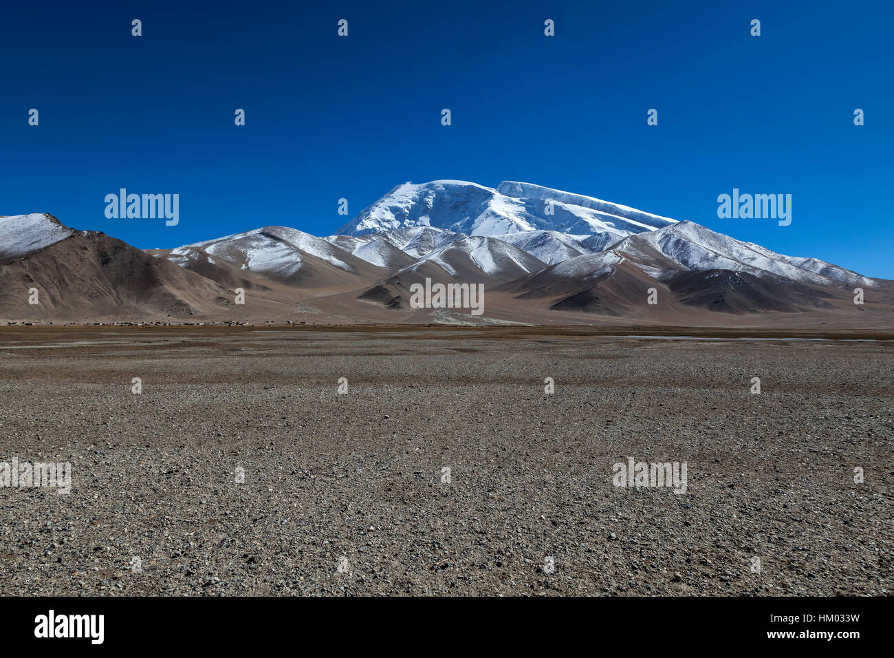Muztagh ATA, o Muztagata dal lago Karakul sulla Karakoram Highway, regione autonoma di Xinjiang, Cina. Foto Stock