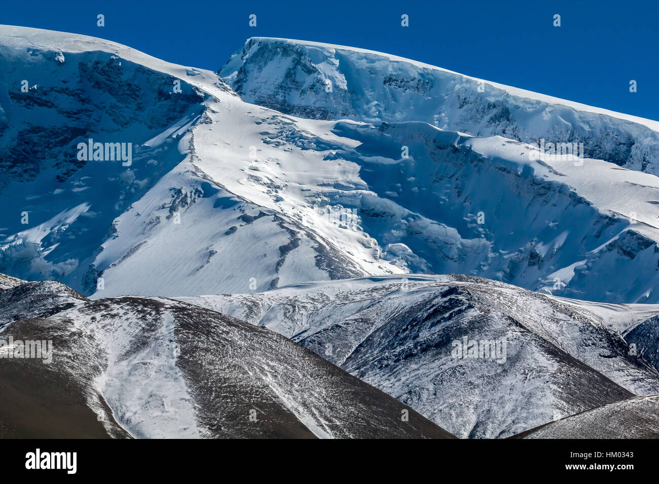 Muztagh ATA, o Muztagata dal lago Karakul sulla Karakoram Highway, regione autonoma di Xinjiang, Cina. Foto Stock