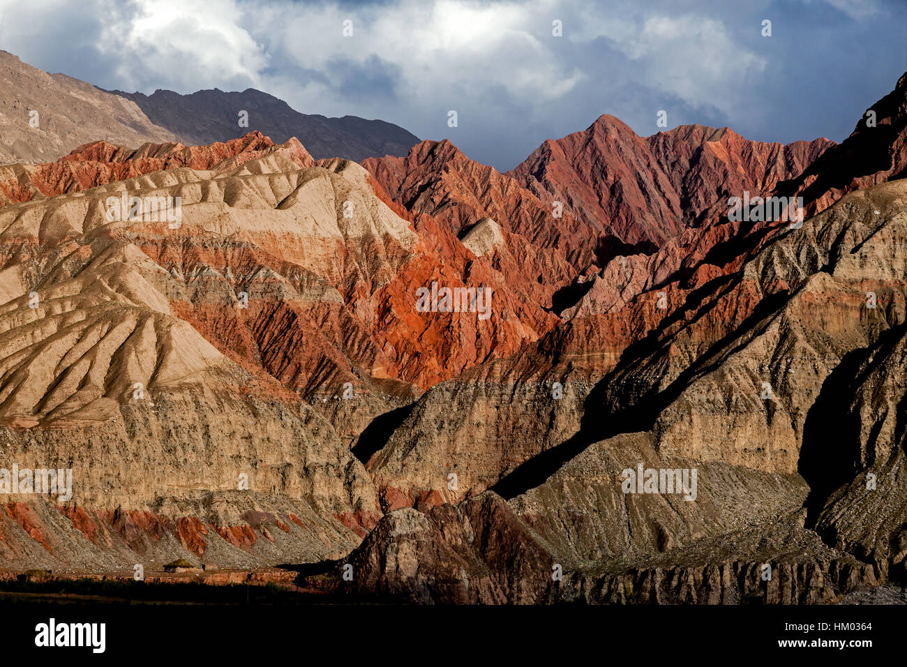Paesaggio eroso, vista da Karakoram Highway, Xinjiang Autonomous Region, Cina. Foto Stock