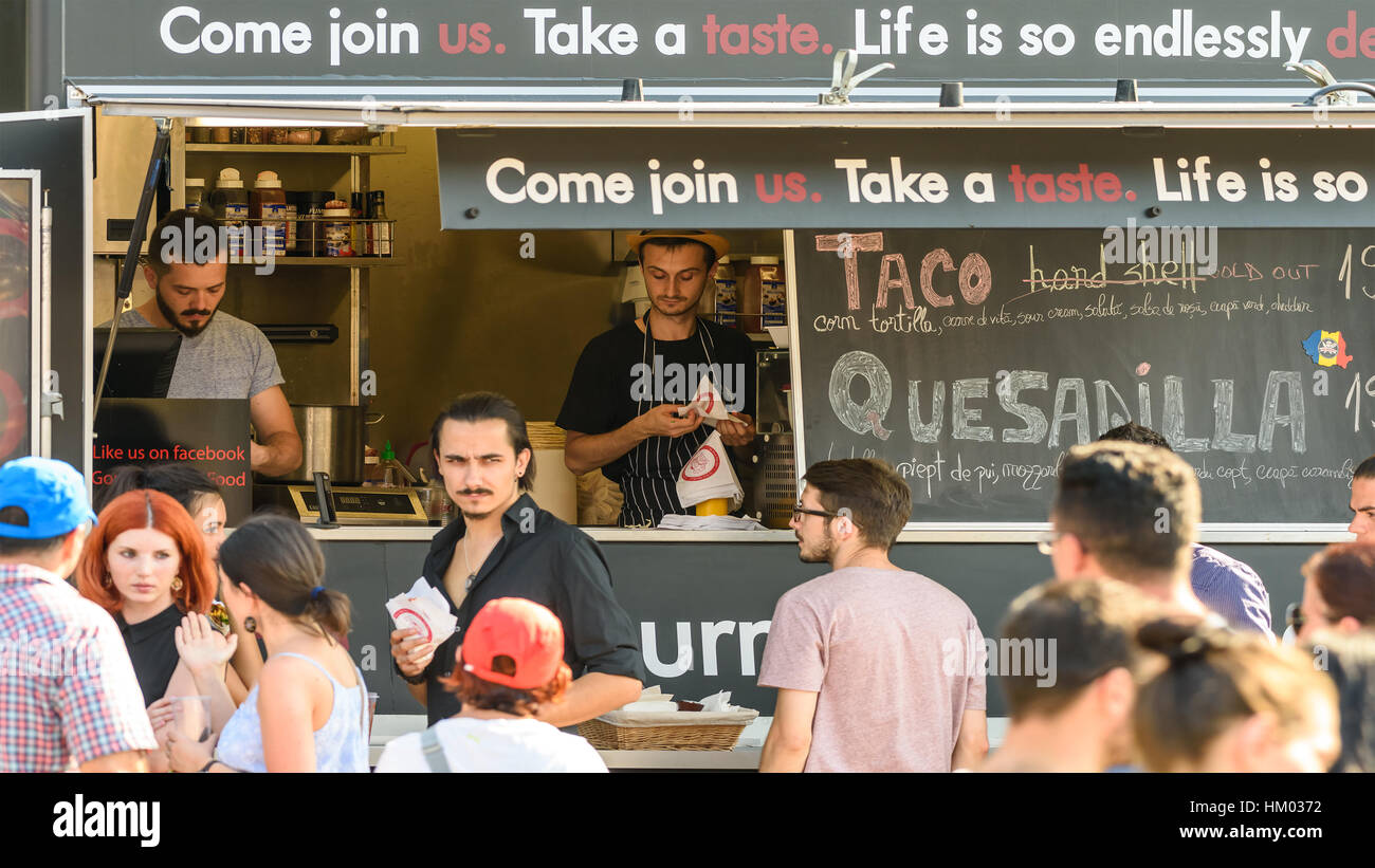 Bucarest, Romania - 11 settembre 2016: persone si affollano l'acquisto di cibo di strada a livello locale il Fast Food fornitori. Foto Stock