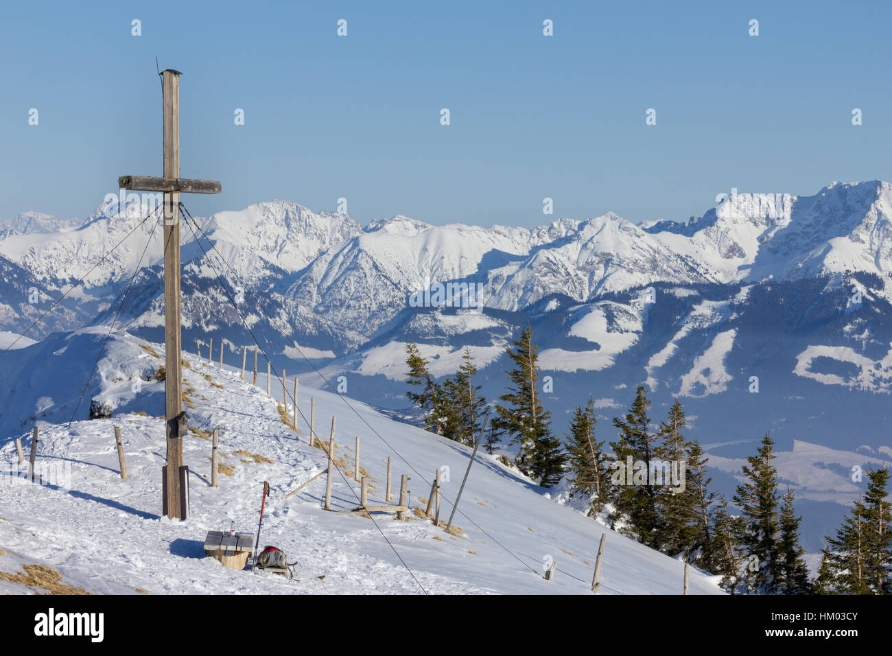 Vertice di croce in inverno con outlook per una gamma di montagna. Foto Stock