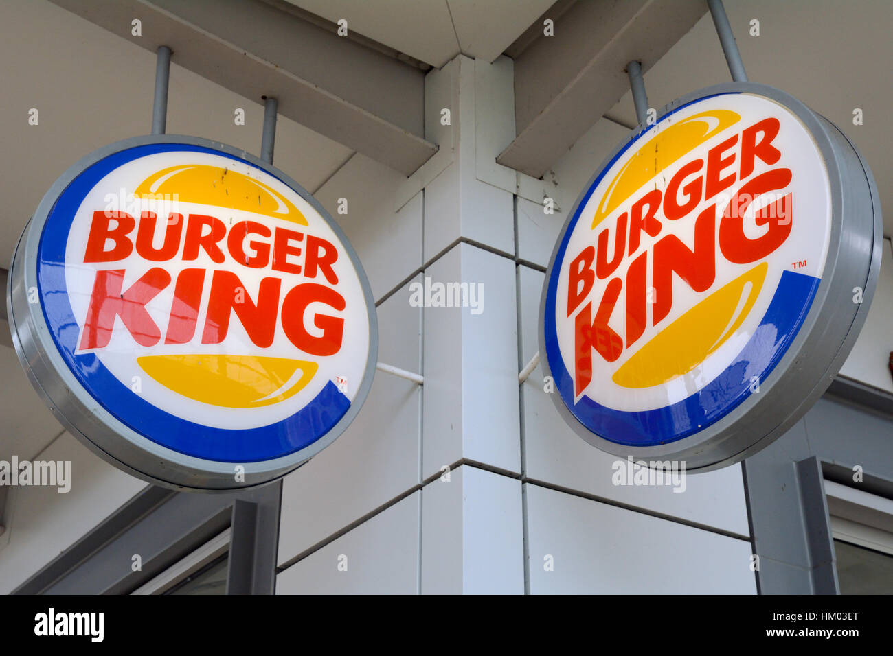 Burger King cartelli appesi al di fuori del fascio di fast-food ristorante della catena Foto Stock