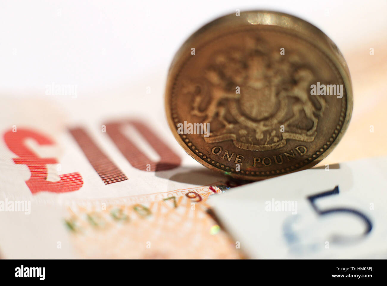 Una libbra di moneta posta tra una libbra di cinque e dieci pound banconota nel nord di Londra. Stampa foto di associazione. Picture Data: domenica 29 gennaio, 2017. Foto di credito dovrebbe leggere: Yui Mok/PA FILO Foto Stock