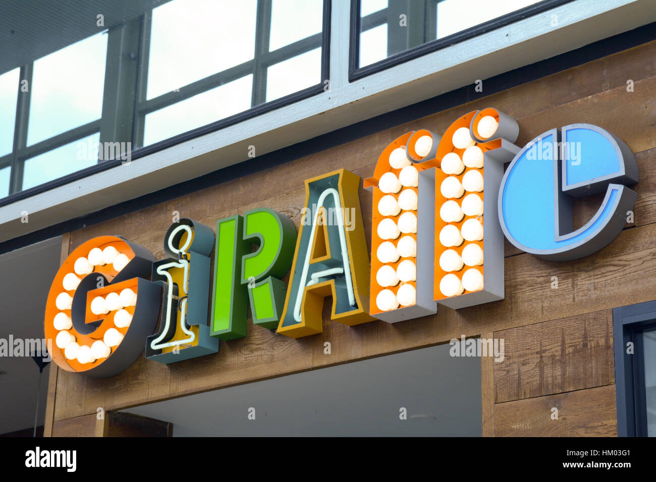 Giraffe restaurant sign - uso intelligente del colore e della luce-bulbi per rendere il logo spiccano Foto Stock