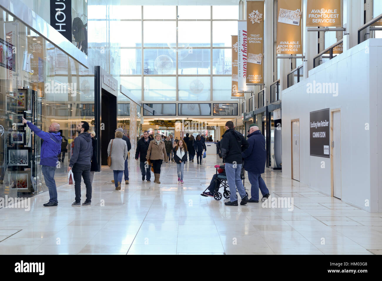 La gente lo shopping al Intu Milton Keynes shopping centre in corrispondenza del punto a Milton Keynes, Inghilterra Foto Stock