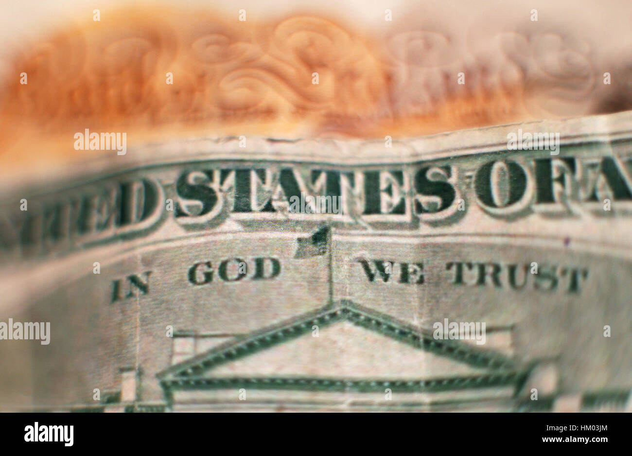 Il disegno sul retro di una ventina di dollari, con il motto ufficiale degli Stati Uniti 'In God We Trust' al di sopra di una rappresentazione della Casa Bianca, posti di fronte a una decina di pound nota, nel nord di Londra. Stampa foto di associazione. Picture Data: venerdì 27 gennaio, 2017. Foto di credito dovrebbe leggere: Yui Mok/PA FILO Foto Stock