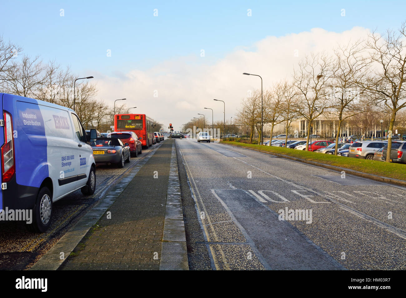 Il traffico in attesa ad un semaforo in parte di noi style griglia sistema stradale a Milton Keynes, Inghilterra Foto Stock