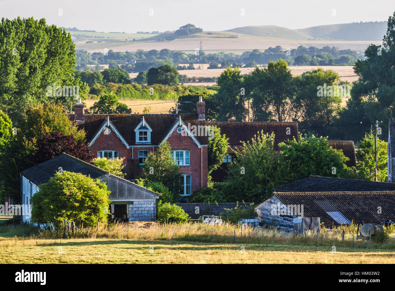Tipico inglese nella tarda estate del paesaggio di dolci colline e campi coltivati nel Wiltshire, Regno Unito. Foto Stock