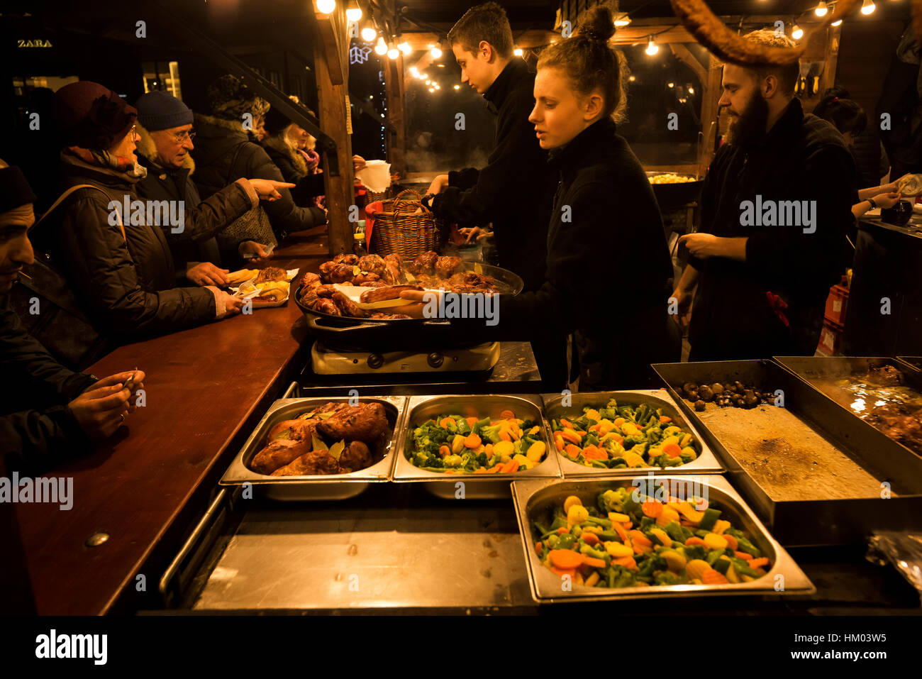 Aperto il mercato di Natale piazza del mercato di Cracovia Cracovia Polonia Foto Stock