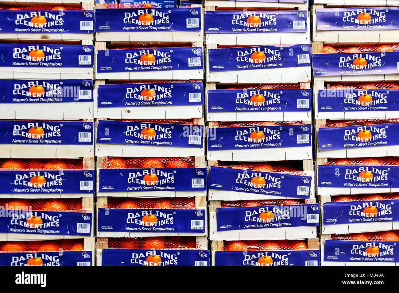 Un sacco di scatole di Darling clementine sono impilati vicino a un supermercato a Manhattan. Foto Stock