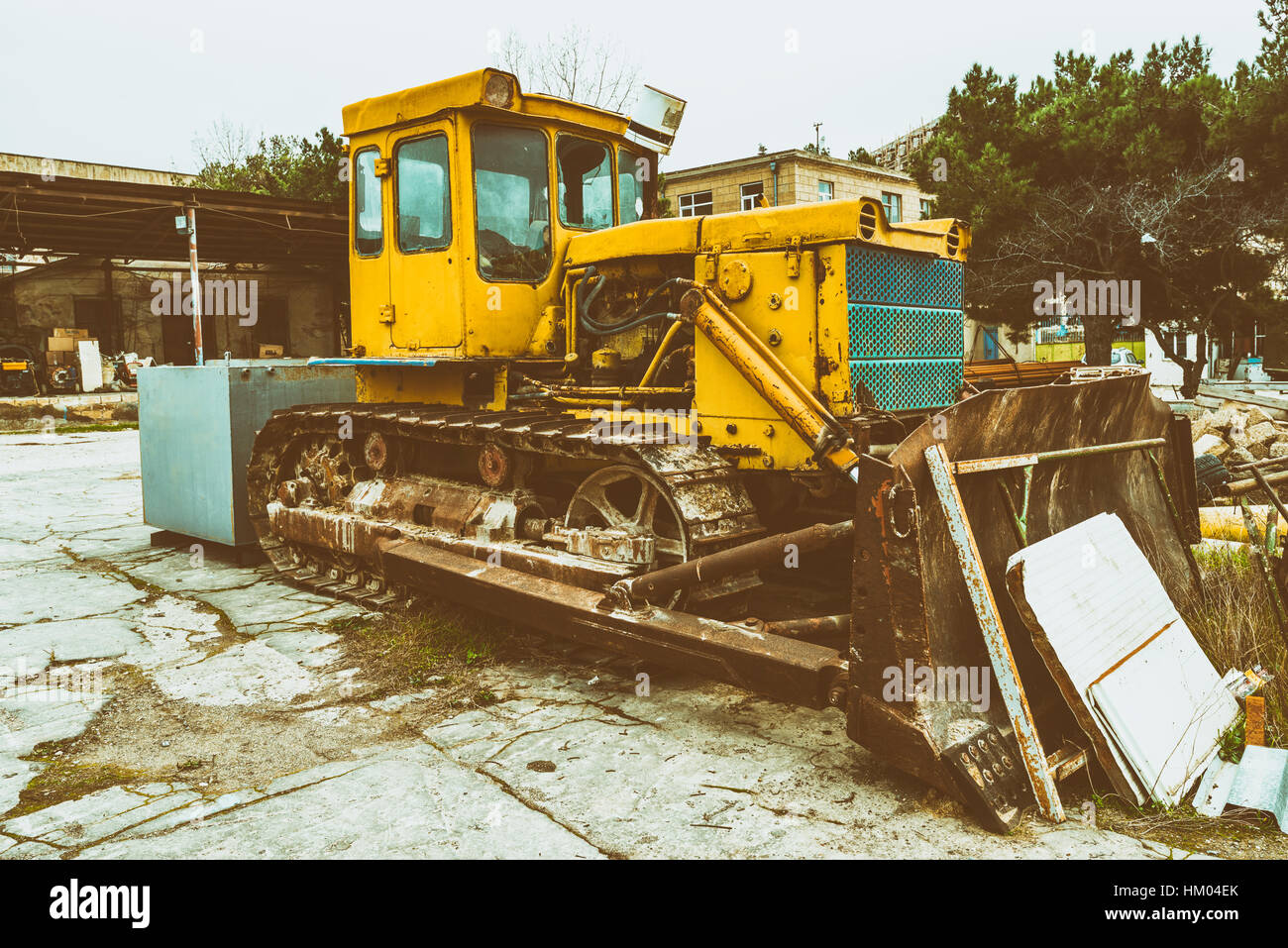 Il vecchio trattore abbandonati bulldozer Foto Stock