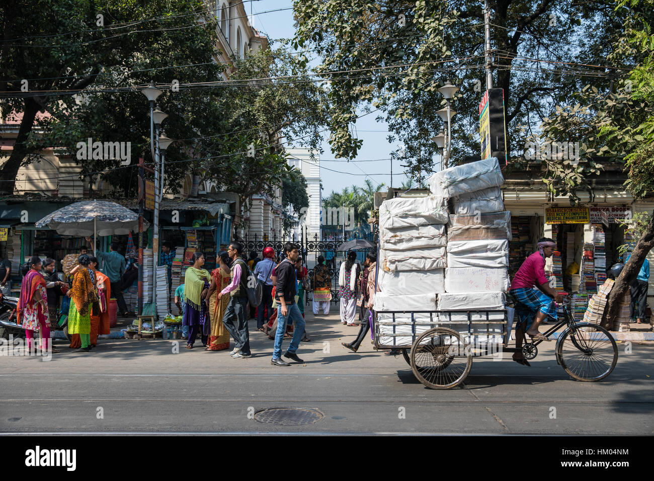 Persone su una strada trafficata in Kolkata (Calcutta), West Bengal, India. Foto Stock