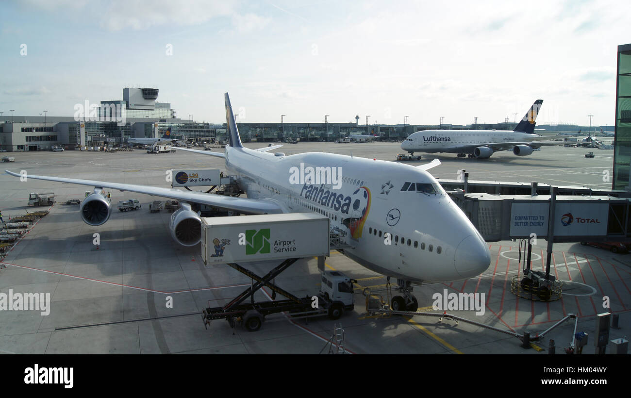 Francoforte, Germania - Ott 12, 2014: volo Lufthansa Boeing 747-8 jumbo jet pronto al decollo. Il vettore di bandiera GER e la più grande compagnia aerea in Europa. Foto Stock
