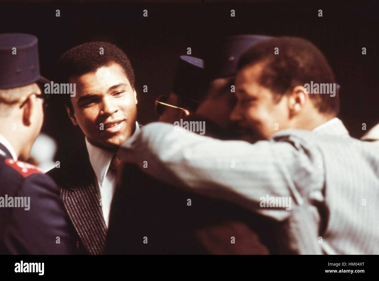 Heavyweight Champion Muhammad Ali assiste un musulmano servizio di sentire Elia Muhammad parlare in Chicago, Illinois, marzo 1974. Immagine cortesia John White/US National Archives. Immagine cortesia archivi nazionali. Foto Stock