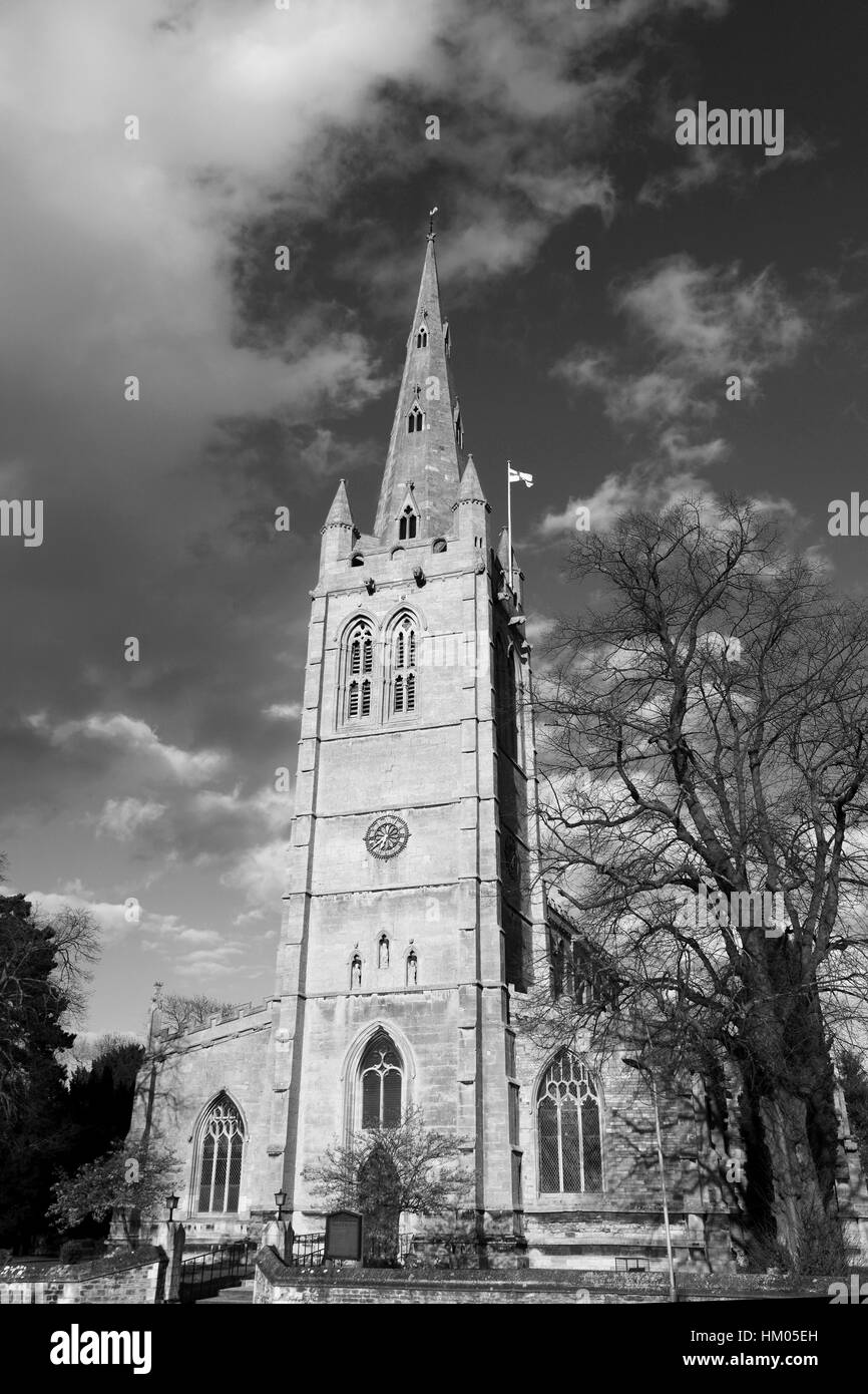 Vista estiva di tutti i Santi chiesa parrocchiale nella città mercato di Oakham, Rutland, Inghilterra, Gran Bretagna; Foto Stock