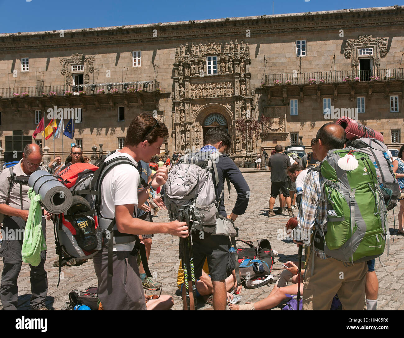 Pellegrini in Plaza del Obradoiro, Santiago de Compostela, La Coruña provincia, regione della Galizia, Spagna, Europa Foto Stock