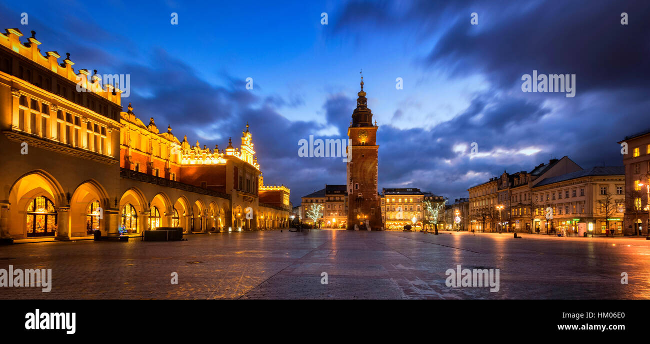 Panno Hall e Municipio Torre Cracovia Polonia al crepuscolo sukiennice weza ratusvowa Foto Stock