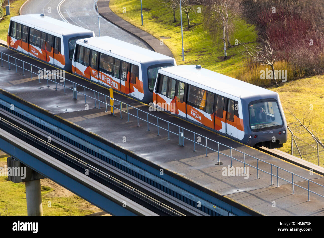 Servizio di navetta per il trasporto di passeggeri tra il North e il South terminal presso l'aeroporto di Gatwick in gennaio Foto Stock