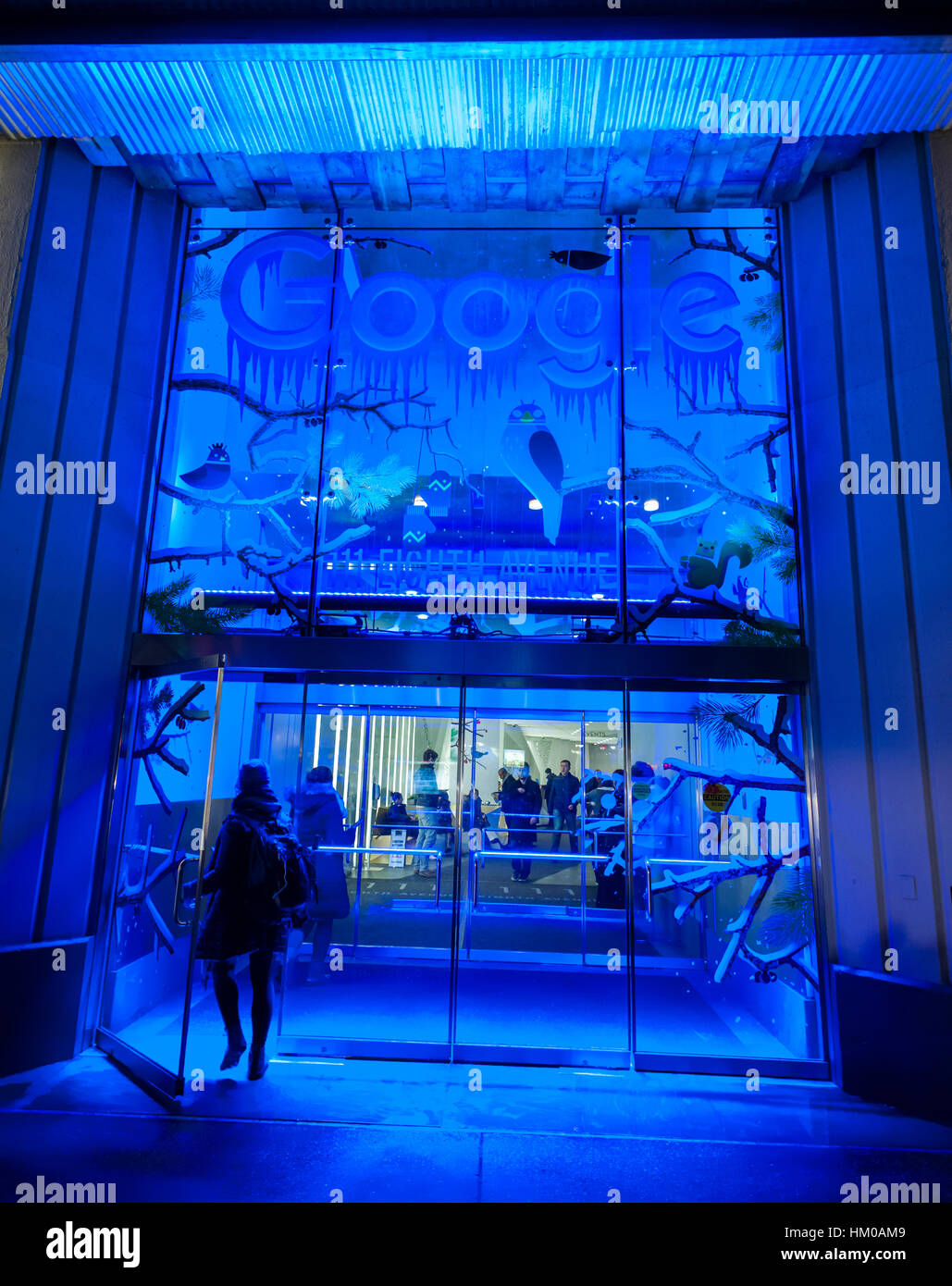 Lavoratori di entrare e di lasciare gli uffici di Google attraverso un portale decorato in New York martedì, 24 gennaio 2017. (© Richard B. Levine) Foto Stock