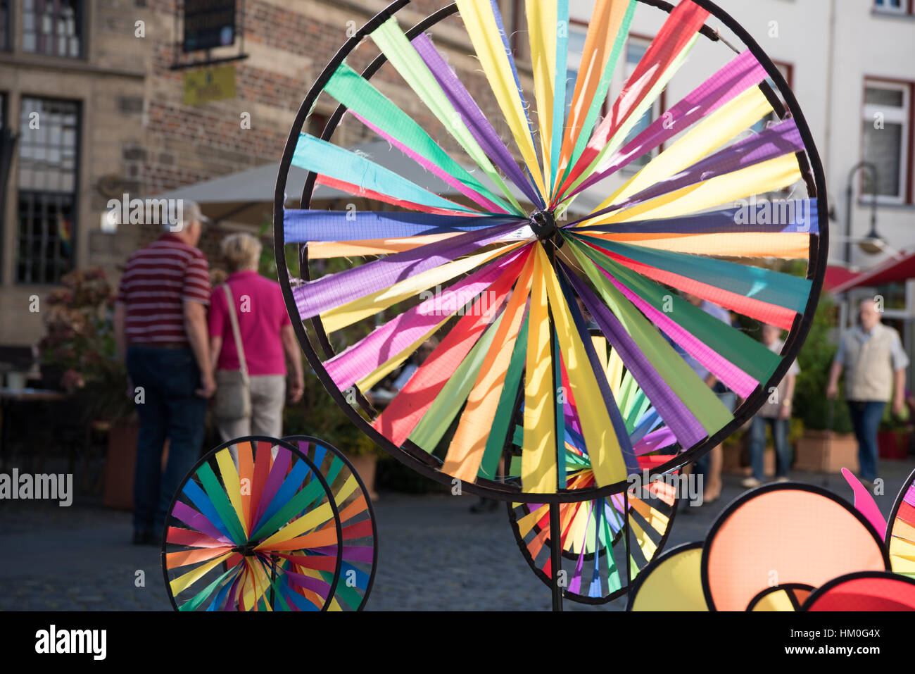 XANTEN, Germania - 07 settembre 2016: whirligigs colorati in contrasto con lo sfondo di una strada per lo shopping Foto Stock