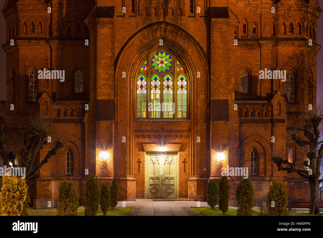 L'esterno e il portale di San Pietro a Tartu, in Estonia. Vecchia chiesa di mattoni di notte. Foto Stock