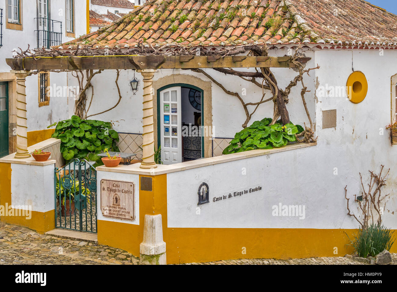 Graziosi edifici della città medievale di Obidos Portogallo Foto Stock