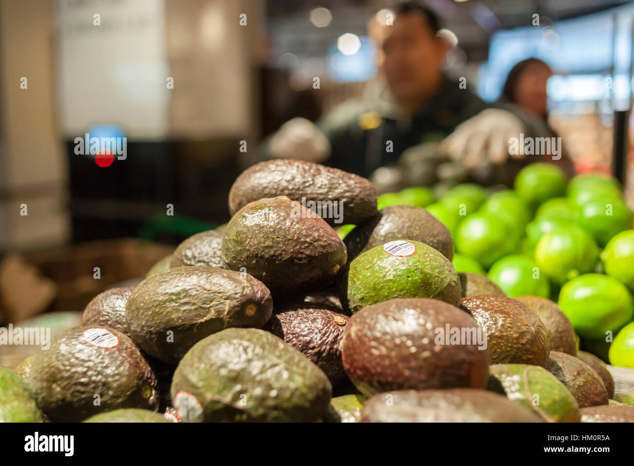 Messico coltivati avocadi nella nuova Whole Foods Market di fronte Bryant Park di New York il giorno di apertura Sabato, 28 gennaio 2017. Il negozio di Midtown Manhattan è la catena di undicesima store per aprire in città. Il negozio dispone di una vasta selezione di cibi preparati da un gruppo eterogeneo di fornitori all'interno del negozio. (© Richard B. Levine) Foto Stock