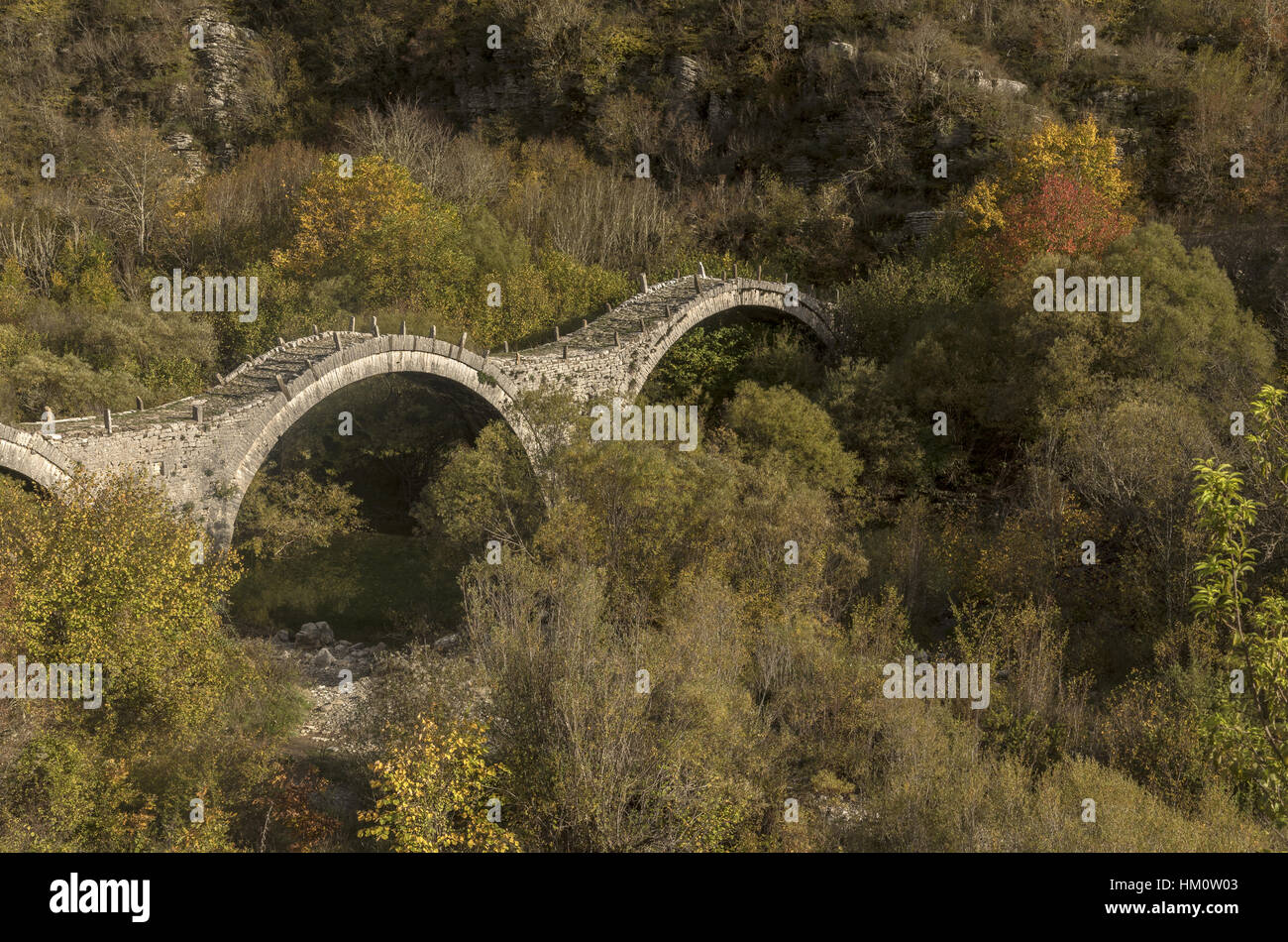 Ponte triplo a Kipi - Plakida o Kalogeriko ponte, costruito 1814 per sostituire un vecchio ponte. Zagoria, Epiro, Grecia. Foto Stock