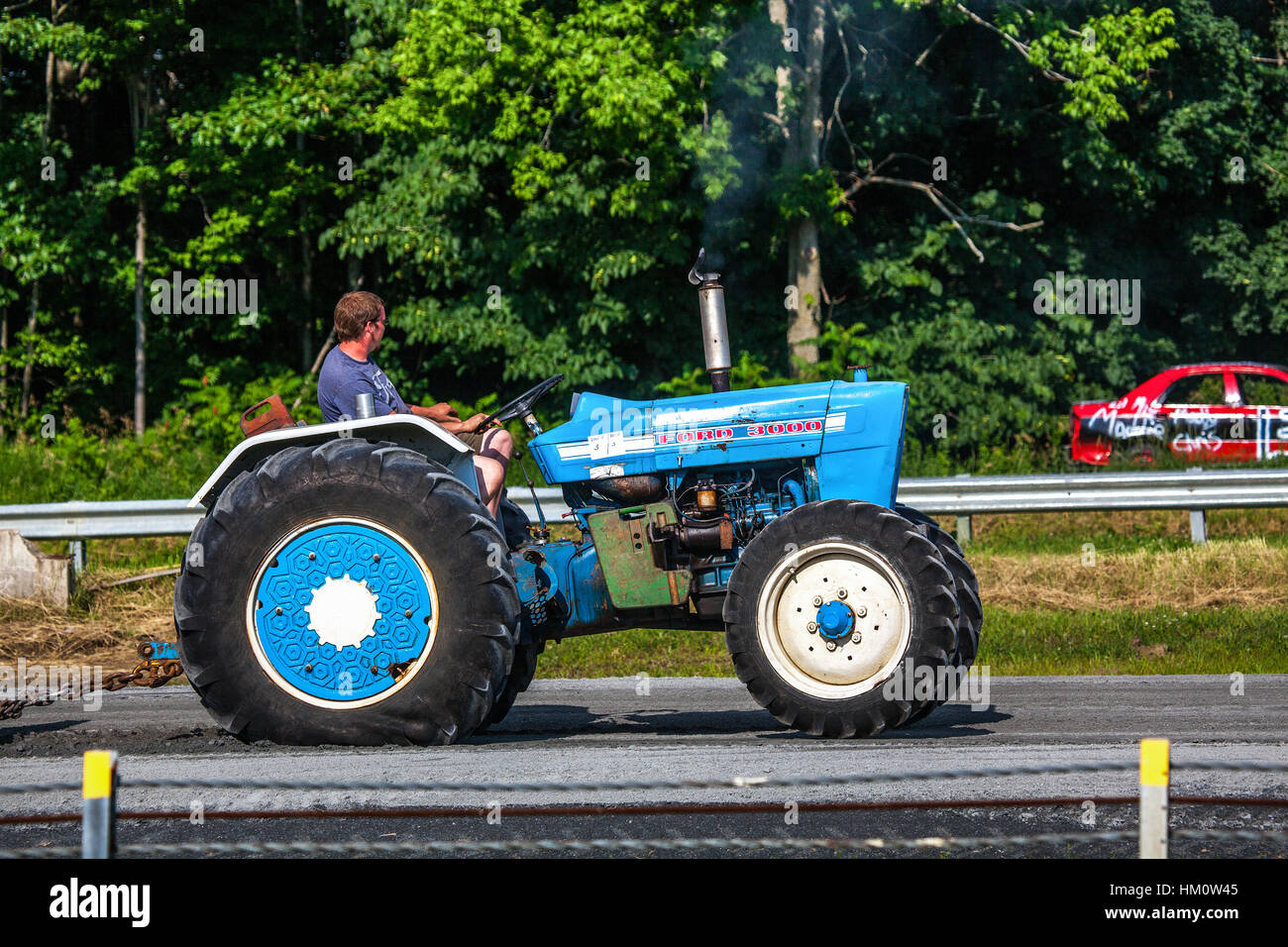 Un concorrente spinge la sua Ford 3000 trattore a trazione al concorso annuale di Connecticut Vally Fair di Bradford, VT, Stati Uniti d'America. Foto Stock