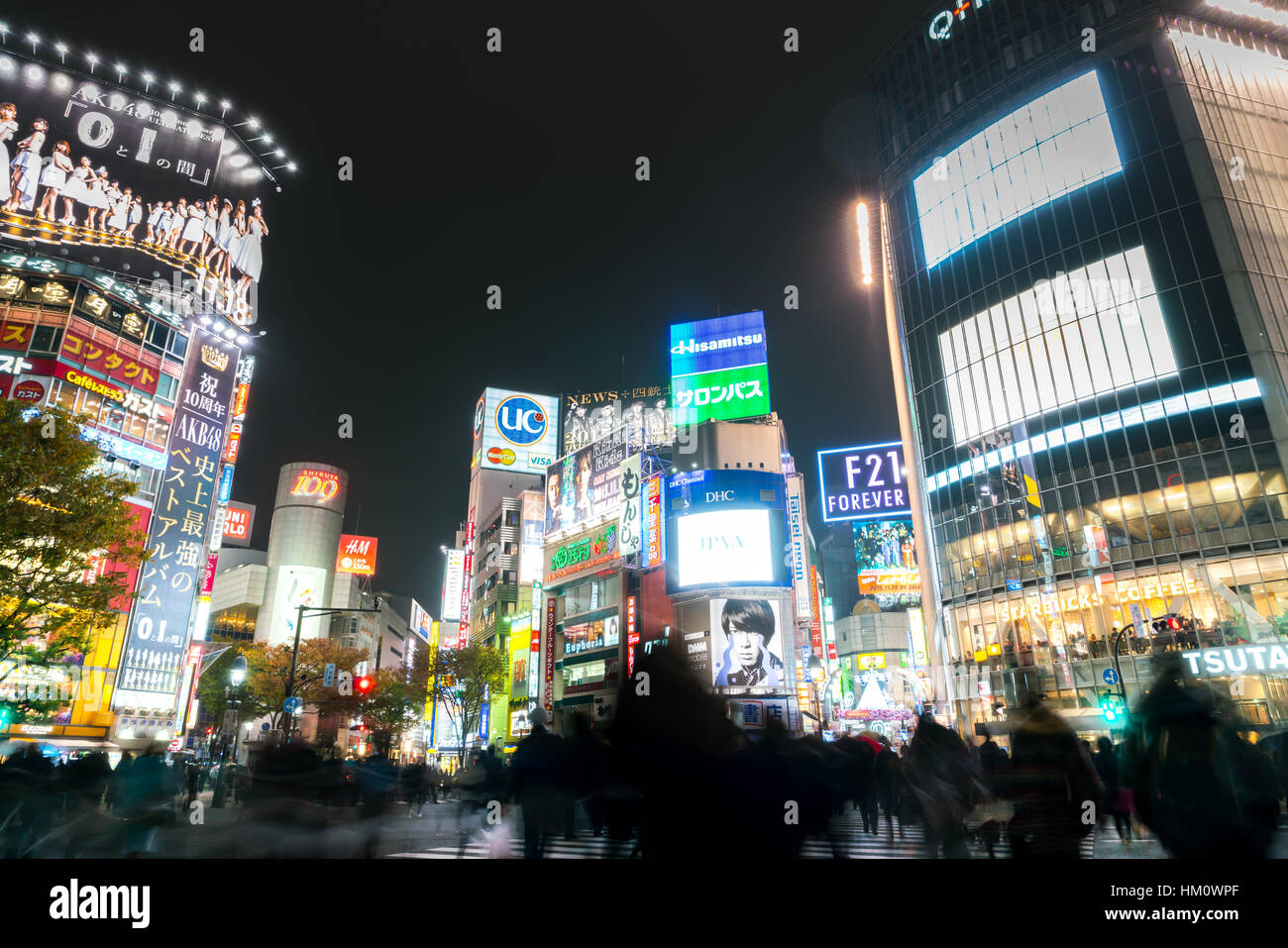 Tokyo, Giappone - 25 Nov: pedoni attraversano in Shibuya attraversando il 25 novembre a Tokyo, Giappone, 2015 . Shibuya Crossing è uno dei più trafficati crosswal Foto Stock